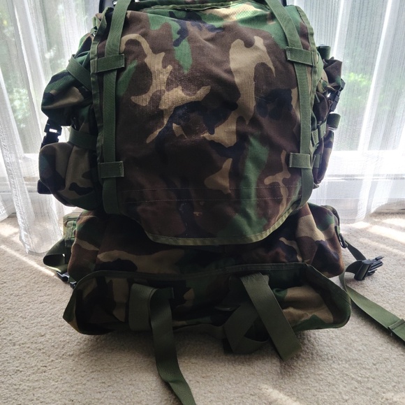 Woodland Camo MOLLE II in excellent condition - Picture 4 of 10